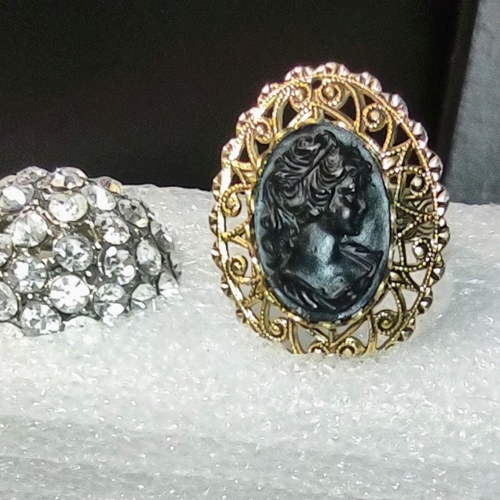 Black Right-Faced Victorian Style Cameo Pendant + FREE Ring - Picture 9 of 16